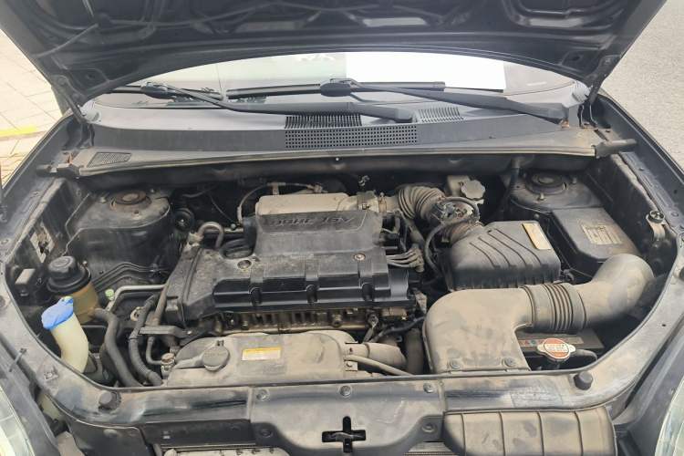 Used Hyundai Tucson 2009 2.0L Automatic Two-Wheel Drive with Sunroof Engine Bay