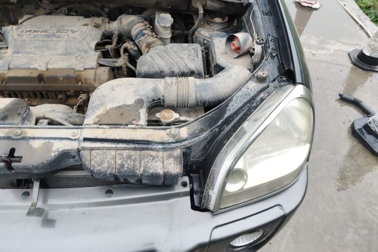 Used Hyundai Tucson 2009 2.0L Manual Two-Wheel Drive Fashion Edition Engine Bay Left