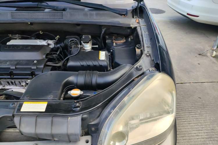 Used Hyundai Tucson 2009 2.0L Automatic Two-Wheel Drive with Sunroof Engine Bay Left
