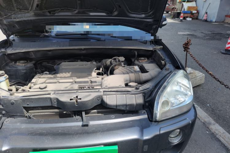 Used Hyundai Tucson 2009 2.0L Automatic Two-Wheel Drive with Sunroof Engine Bay Left