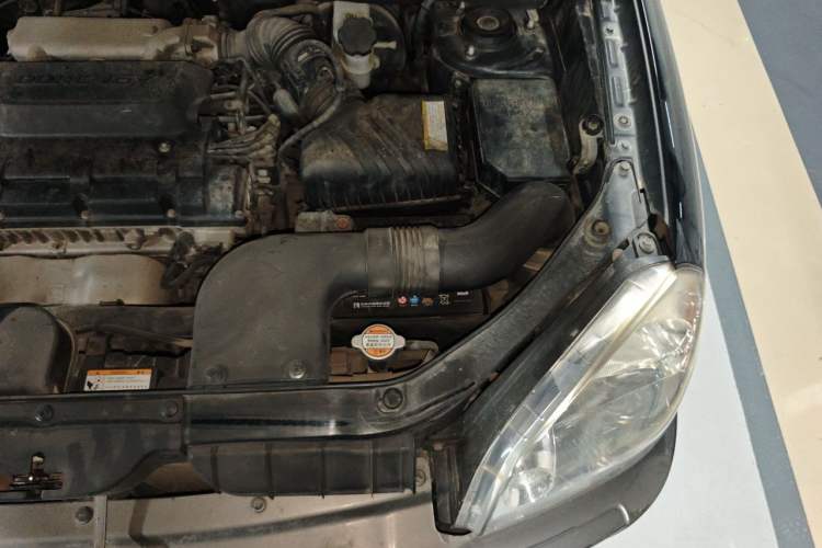 Used Hyundai Tucson 2009 2.0L Automatic Two-Wheel Drive with Sunroof Engine Bay Left