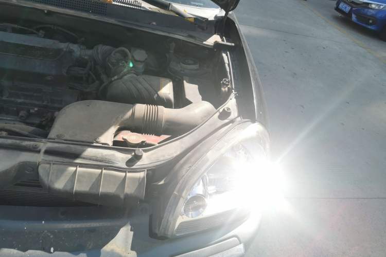 Used Hyundai Tucson 2009 2.0L Manual Two-Wheel Drive Fashion Edition Engine Bay Left