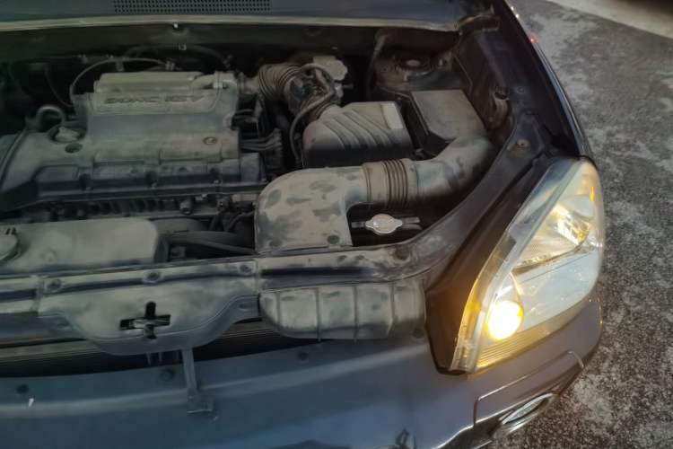 Used Hyundai Tucson 2009 2.0L Automatic Two-Wheel Drive with Sunroof Engine Bay Left