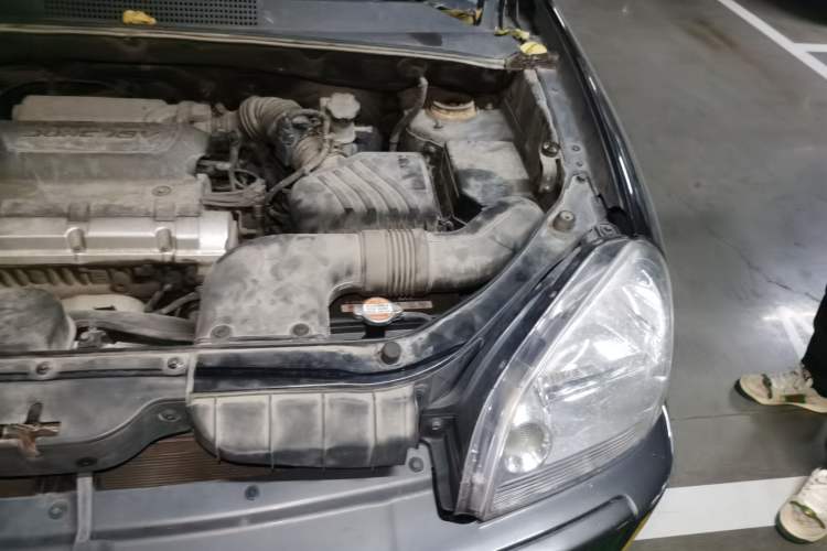 Used Hyundai Tucson 2009 2.0L Automatic Two-Wheel Drive with Sunroof Engine Bay Left