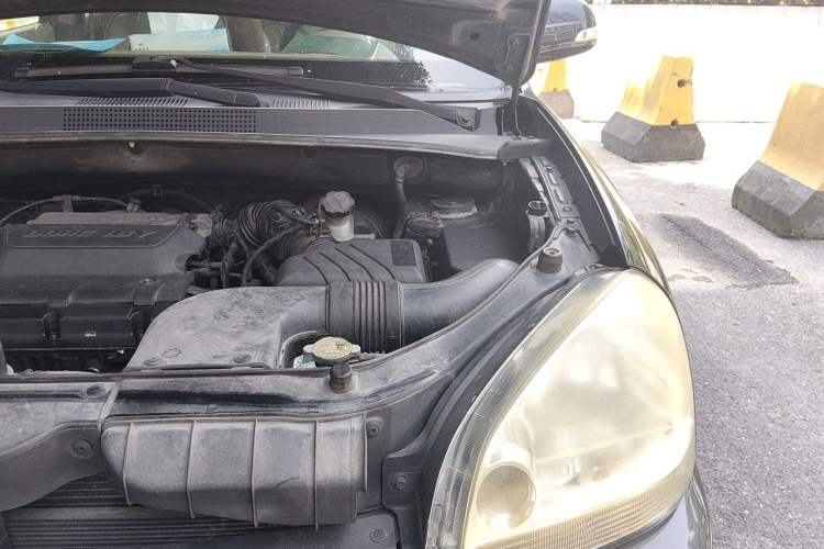 Used Hyundai Tucson 2009 2.0L Automatic Two-Wheel Drive with Sunroof Engine Bay Left