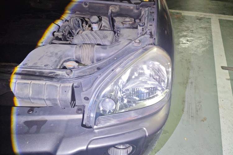 Used Hyundai Tucson 2009 2.0L Manual Two-Wheel Drive Fashion Edition Engine Bay Left