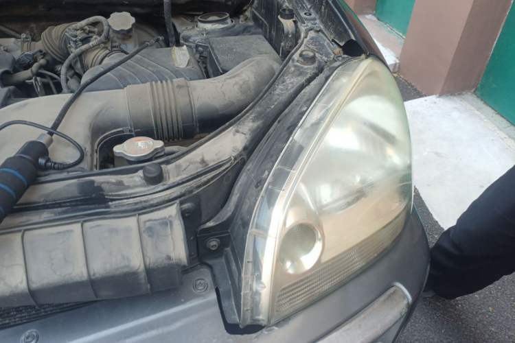 Used Hyundai Tucson 2009 2.0L Automatic Two-Wheel Drive with Sunroof Engine Bay Left