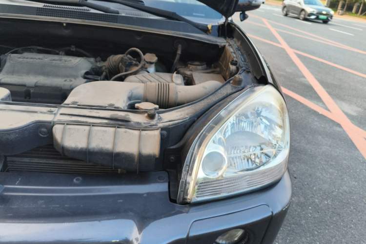 Used Hyundai Tucson 2009 2.0L Automatic Two-Wheel Drive with Sunroof Engine Bay Left