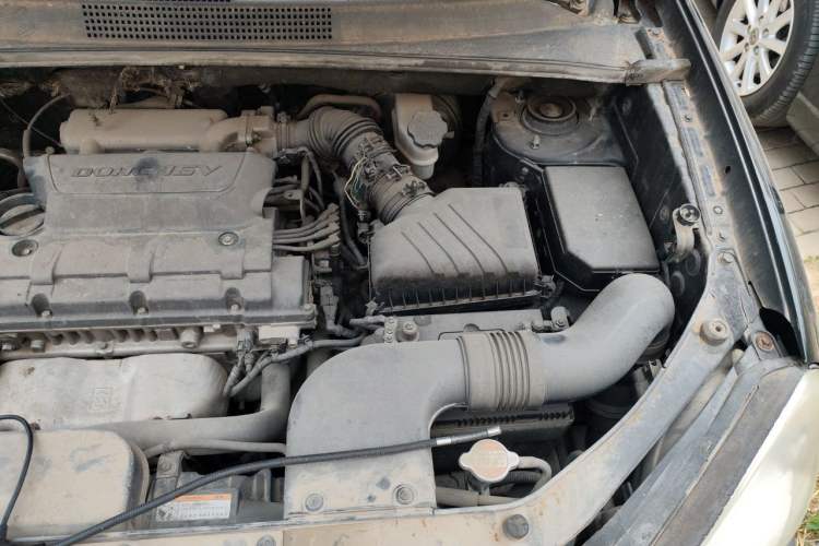 Used Hyundai Tucson 2009 2.0L Automatic Two-Wheel Drive with Sunroof Engine Bay Left