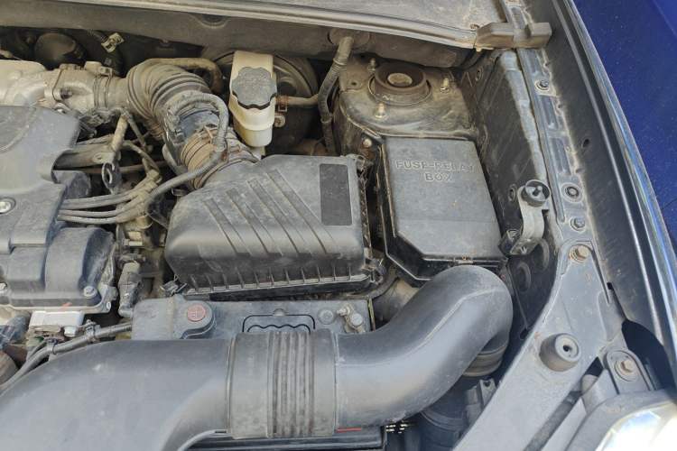 Used Hyundai Tucson 2009 2.0L Manual Two-Wheel Drive Fashion Edition Engine Bay Left