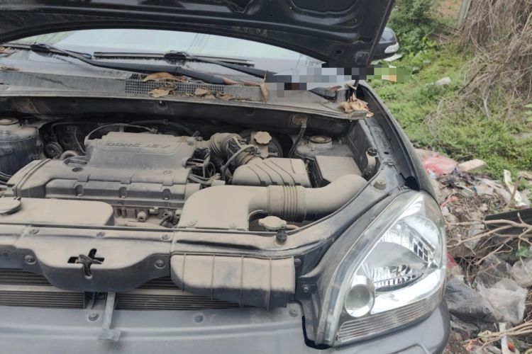 Used Hyundai Tucson 2009 2.0L Automatic Two-Wheel Drive with Sunroof Engine Bay Left
