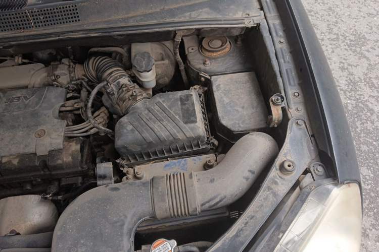 Used Hyundai Tucson 2009 2.0L Automatic Two-Wheel Drive with Sunroof Engine Bay Left