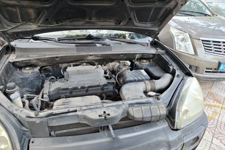 Used Hyundai Tucson 2009 2.0L Manual Two-Wheel Drive Fashion Edition Engine Bay Left