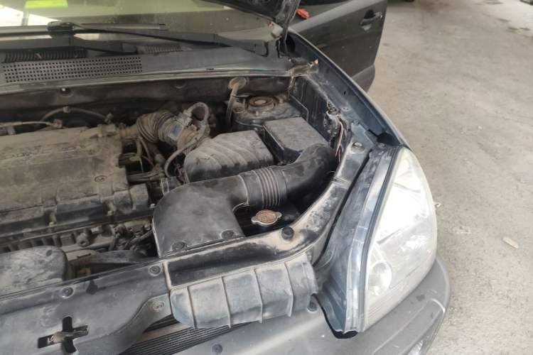 Used Hyundai Tucson 2009 2.0L Automatic Two-Wheel Drive with Sunroof Engine Bay Left