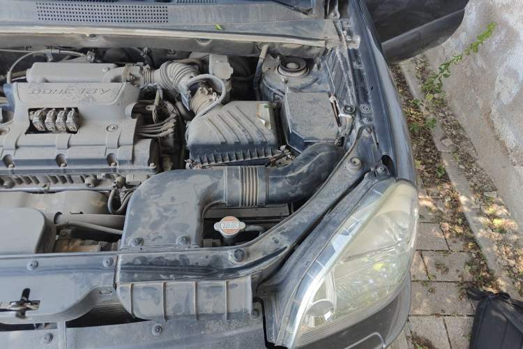 Used Hyundai Tucson 2009 2.0L Manual Two-Wheel Drive Fashion Edition Engine Bay Left