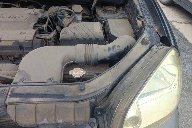 Used Hyundai Tucson 2009 2.0L Manual Two-Wheel Drive Fashion Edition Engine Bay Left