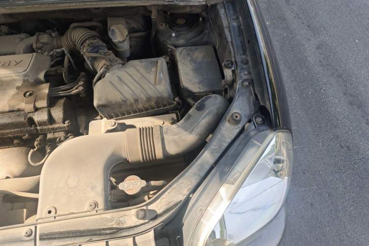 Used Hyundai Tucson 2009 2.0L Manual Two-Wheel Drive Fashion Edition Engine Bay Left