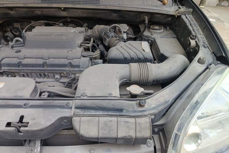 Used Hyundai Tucson 2009 2.0L Manual Two-Wheel Drive Fashion Edition Engine Bay Left