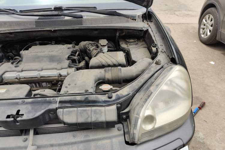 Used Hyundai Tucson 2009 2.0L Manual Two-Wheel Drive Fashion Edition Engine Bay Left