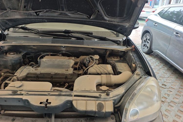 Used Hyundai Tucson 2009 2.0L Automatic Two-Wheel Drive with Sunroof Engine Bay Left