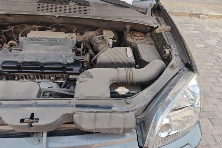 Used Hyundai Tucson 2009 2.0L Automatic Two-Wheel Drive with Sunroof Engine Bay Left