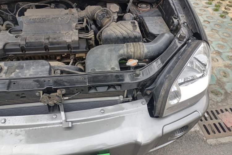 Used Hyundai Tucson 2009 2.0L Manual Two-Wheel Drive Fashion Edition Engine Bay Left