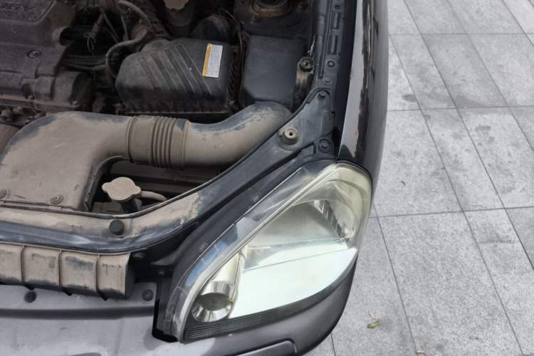 Used Hyundai Tucson 2009 2.0L Manual Two-Wheel Drive Fashion Edition Engine Bay Left