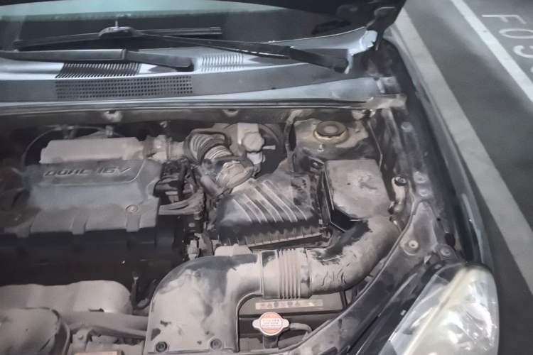 Used Hyundai Tucson 2009 2.0L Automatic Two-Wheel Drive with Sunroof Engine Bay Left