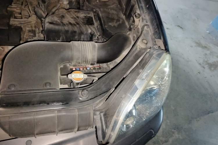 Used Hyundai Tucson 2009 2.0L Automatic Two-Wheel Drive with Sunroof Engine Bay Left