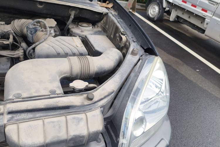Used Hyundai Tucson 2009 2.0L Automatic Two-Wheel Drive with Sunroof Engine Bay Left
