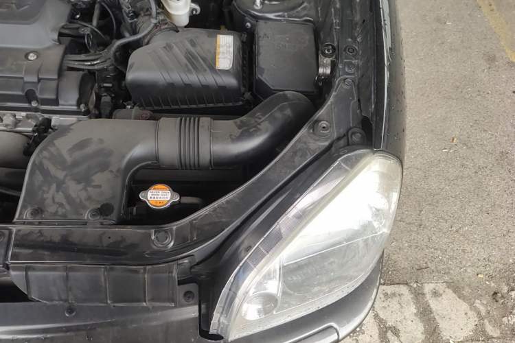 Used Hyundai Tucson 2009 2.0L Automatic Two-Wheel Drive with Sunroof Engine Bay Left