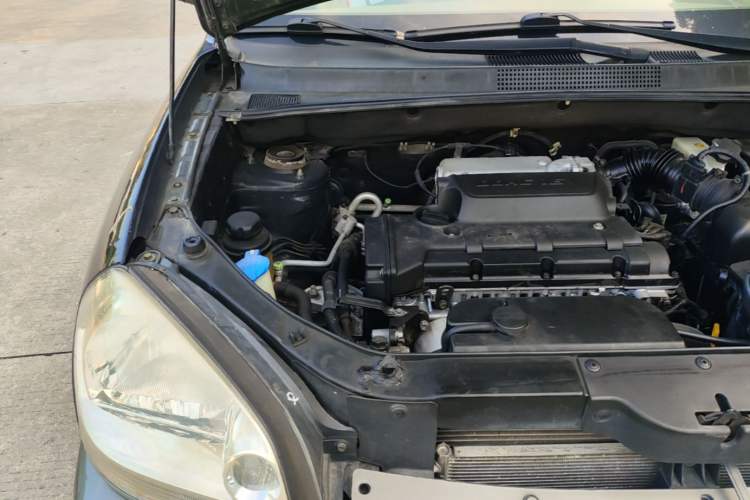 Used Hyundai Tucson 2009 2.0L Automatic Two-Wheel Drive with Sunroof Engine Bay Right