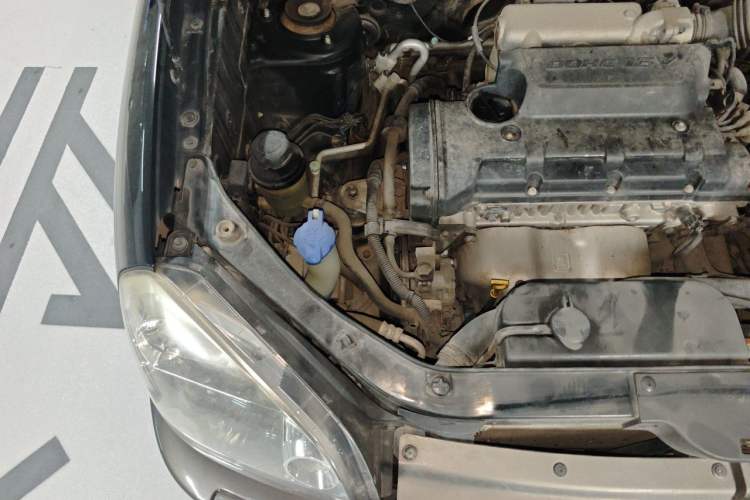 Used Hyundai Tucson 2009 2.0L Automatic Two-Wheel Drive with Sunroof Engine Bay Right