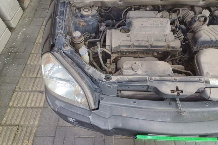 Used Hyundai Tucson 2009 2.0L Automatic Two-Wheel Drive with Sunroof Engine Bay Right