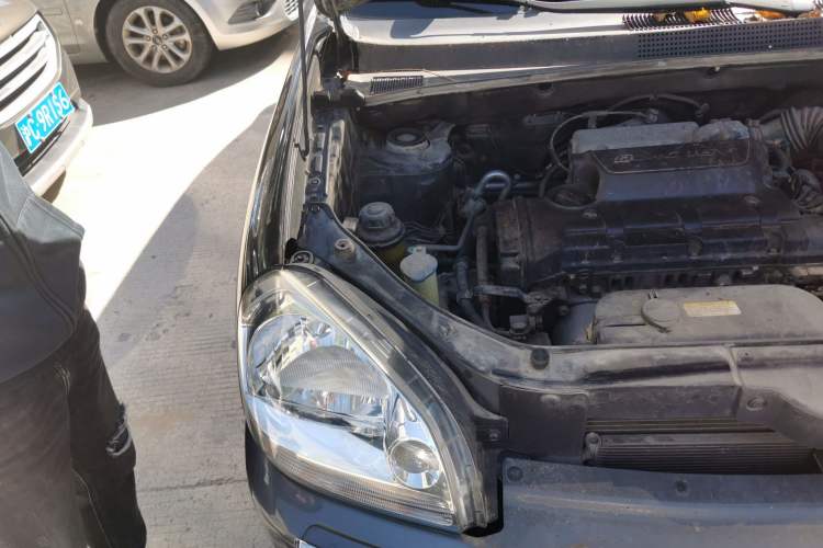 Used Hyundai Tucson 2009 2.0L Manual Two-Wheel Drive Fashion Edition Engine Bay Right