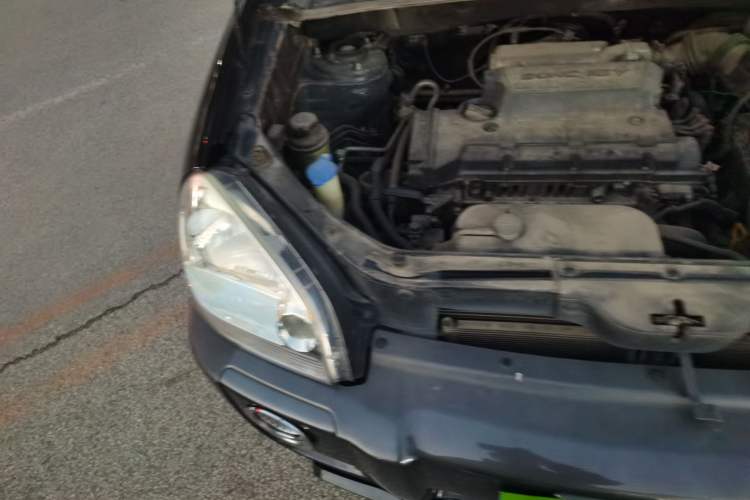 Used Hyundai Tucson 2009 2.0L Automatic Two-Wheel Drive with Sunroof Engine Bay Right
