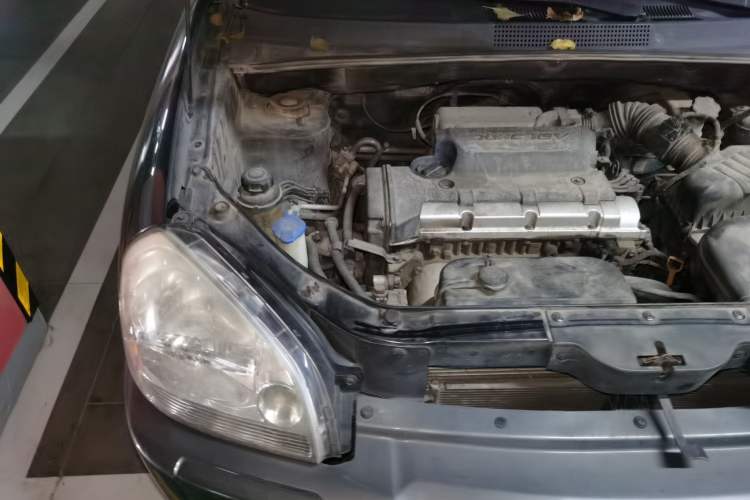 Used Hyundai Tucson 2009 2.0L Automatic Two-Wheel Drive with Sunroof Engine Bay Right