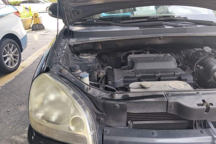 Used Hyundai Tucson 2009 2.0L Automatic Two-Wheel Drive with Sunroof Engine Bay Right