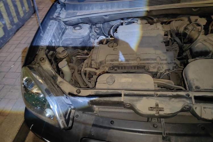 Used Hyundai Tucson 2009 2.0L Automatic Two-Wheel Drive with Sunroof Engine Bay Right