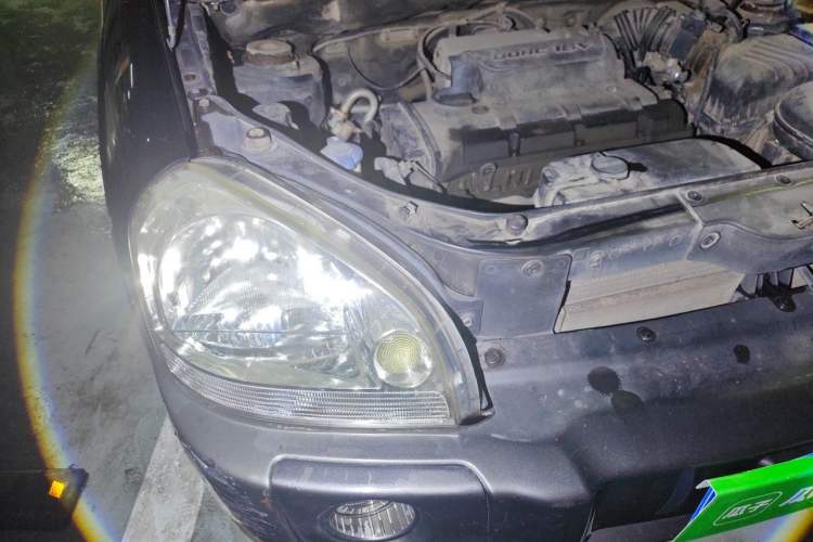 Used Hyundai Tucson 2009 2.0L Manual Two-Wheel Drive Fashion Edition Engine Bay Right