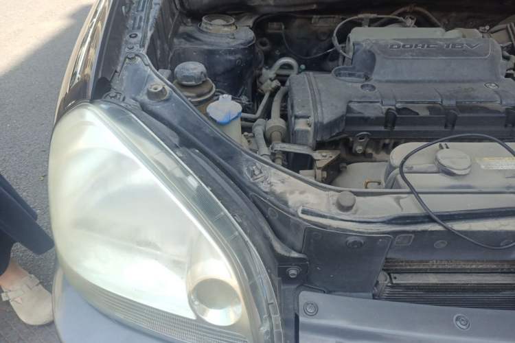 Used Hyundai Tucson 2009 2.0L Automatic Two-Wheel Drive with Sunroof Engine Bay Right