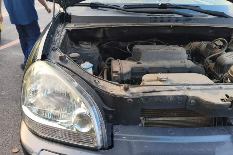 Used Hyundai Tucson 2009 2.0L Automatic Two-Wheel Drive with Sunroof Engine Bay Right