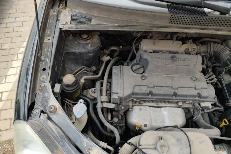 Used Hyundai Tucson 2009 2.0L Automatic Two-Wheel Drive with Sunroof Engine Bay Right
