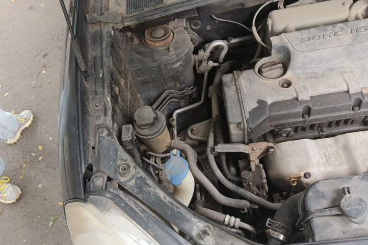 Used Hyundai Tucson 2009 2.0L Automatic Two-Wheel Drive with Sunroof Engine Bay Right