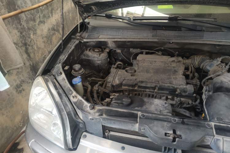 Used Hyundai Tucson 2009 2.0L Automatic Two-Wheel Drive with Sunroof Engine Bay Right