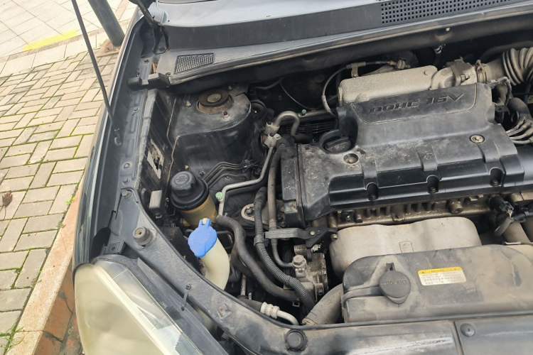Used Hyundai Tucson 2009 2.0L Automatic Two-Wheel Drive with Sunroof Engine Bay Right