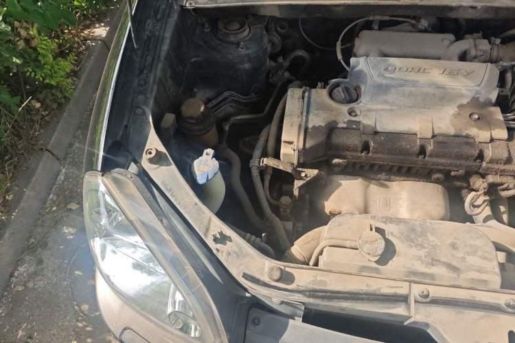 Used Hyundai Tucson 2009 2.0L Manual Two-Wheel Drive Fashion Edition Engine Bay Right