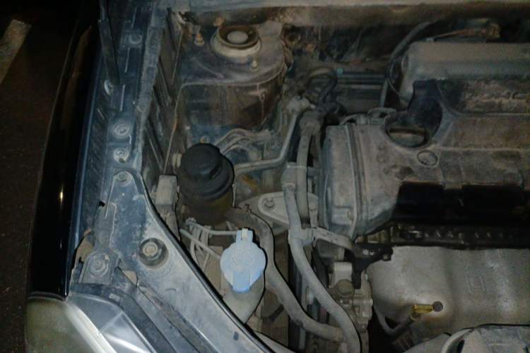 Used Hyundai Tucson 2009 2.0L Manual Two-Wheel Drive Fashion Edition Engine Bay Right
