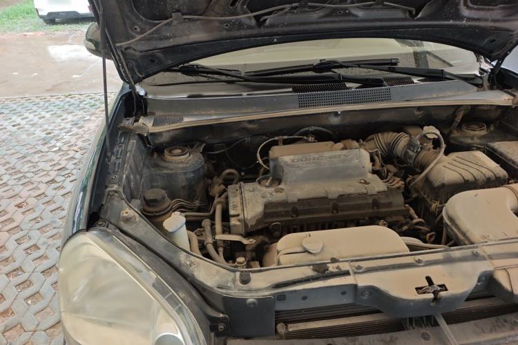 Used Hyundai Tucson 2009 2.0L Automatic Two-Wheel Drive with Sunroof Engine Bay Right