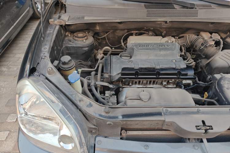 Used Hyundai Tucson 2009 2.0L Automatic Two-Wheel Drive with Sunroof Engine Bay Right
